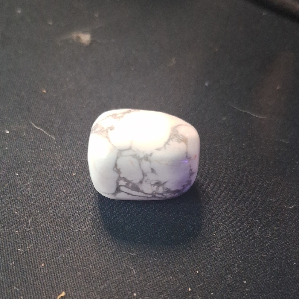 Howlite Tumble Stone - Picture 2 of 9